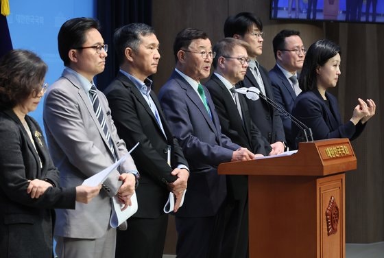 ‘더 내고 더 받는 안’ 선택에 연금연구회 “설문 표현 왜곡, 핵심 내용 빠져” (2024.04.24)